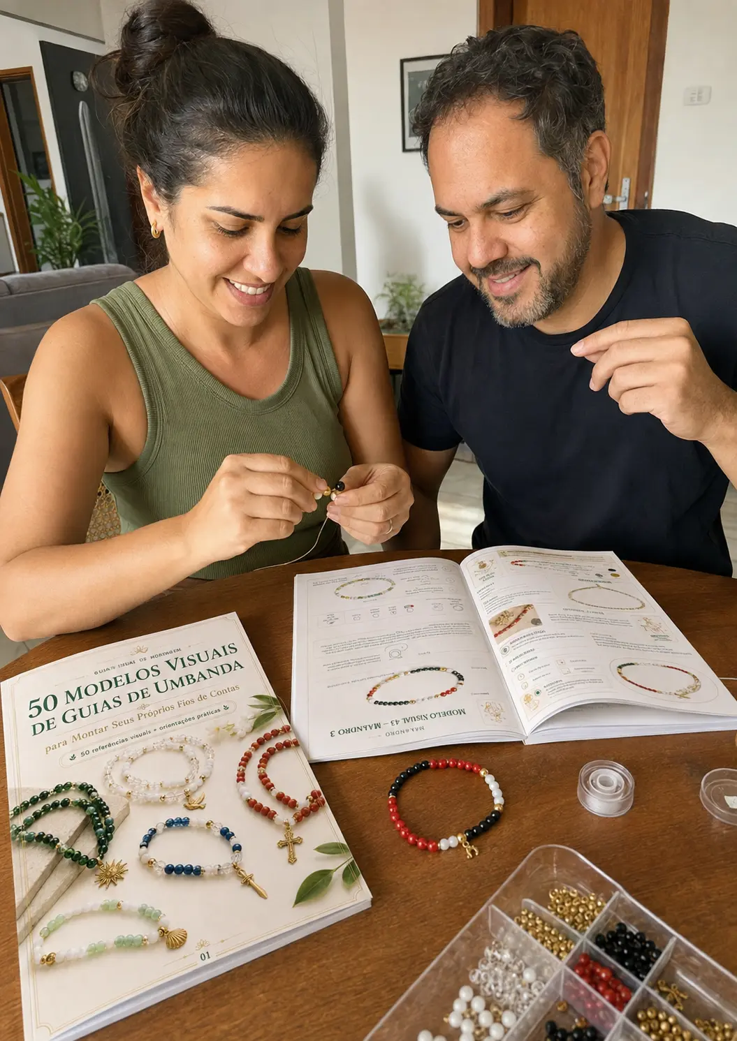 Casal montando um fio de contas com o guia aberto